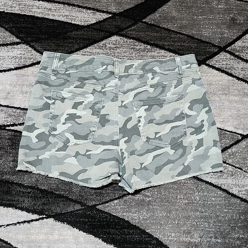 MAURICES HIGH-RISE CAMO RAW-EDGE DENIM JEAN SHORTS